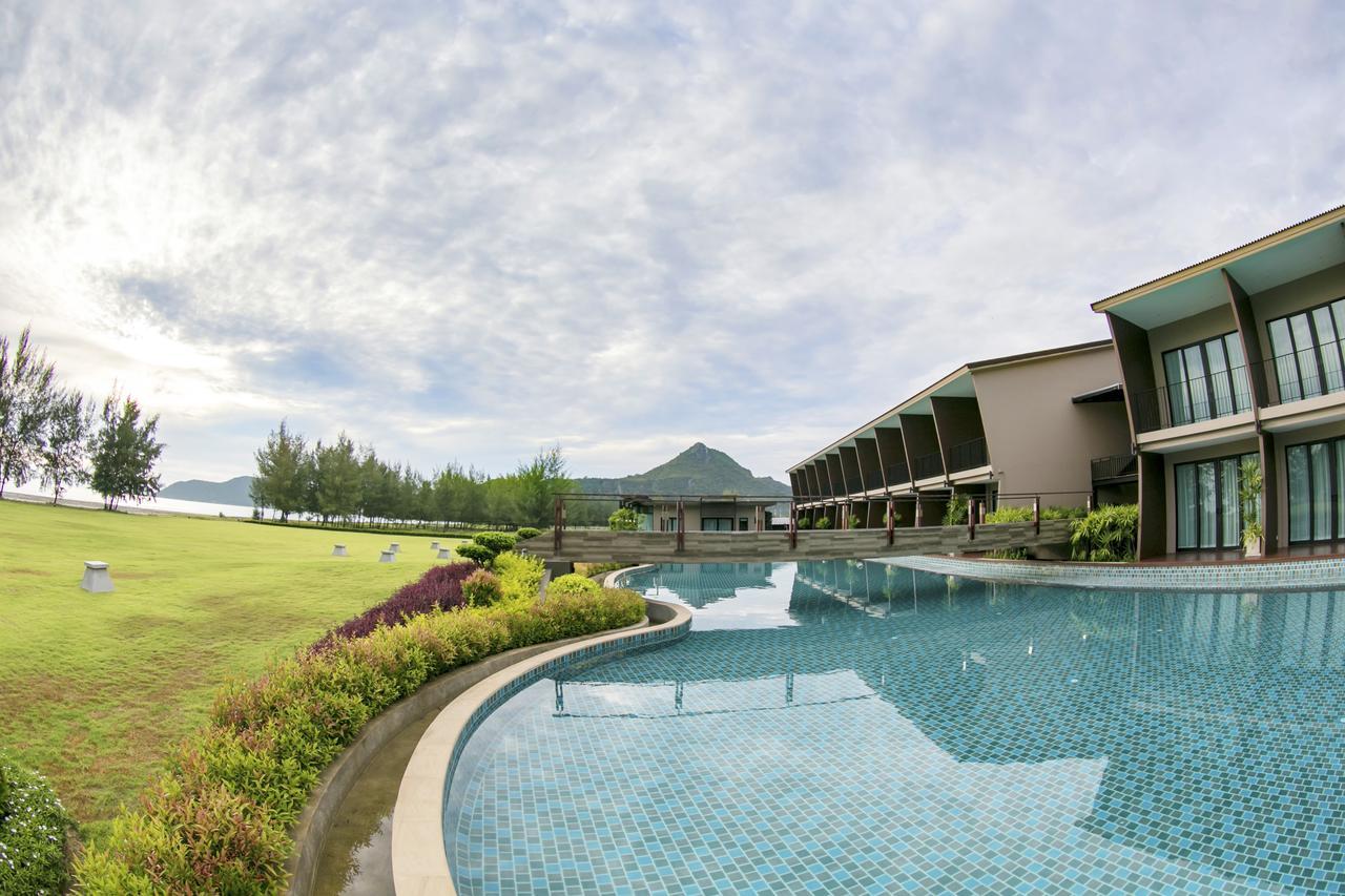 La Isla Pranburi Beach Resort Sam Roi Yot Esterno foto